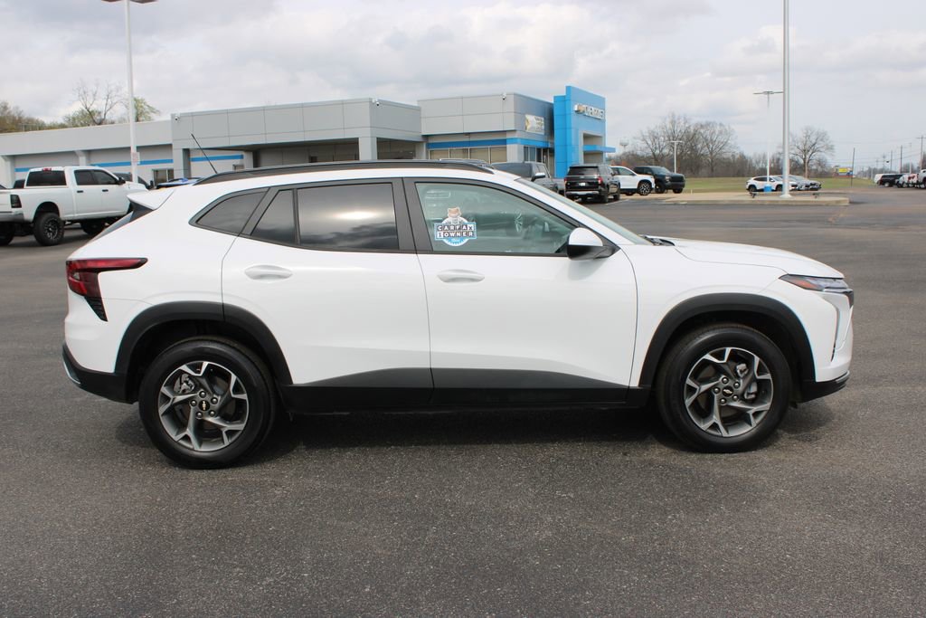 Used 2025 Chevrolet Trax LT image 11