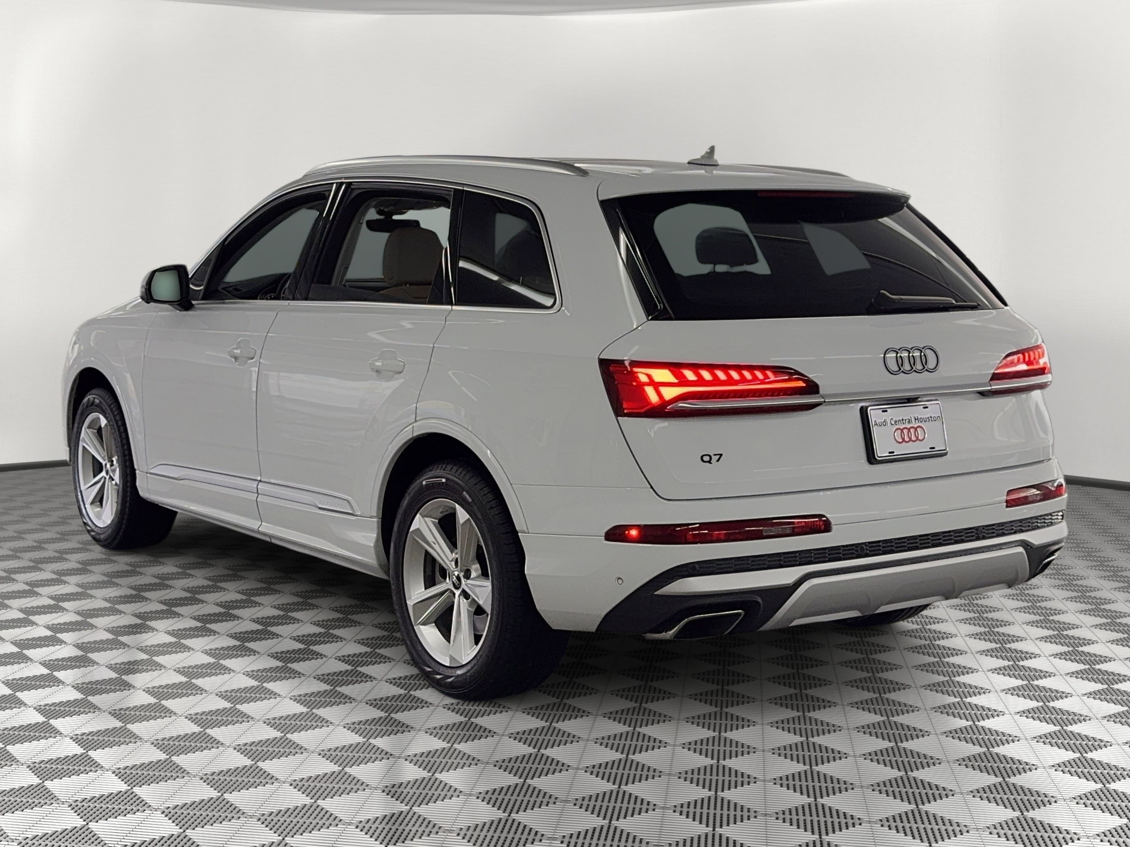 Used 2025 Audi Q7 3.0T Premium w/ Convenience Package image 3
