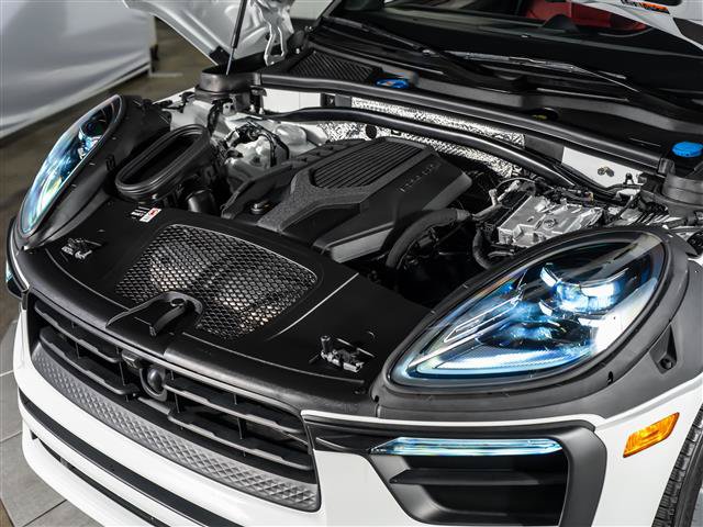 Certified 2025 Porsche Macan AWD/4WD image 16