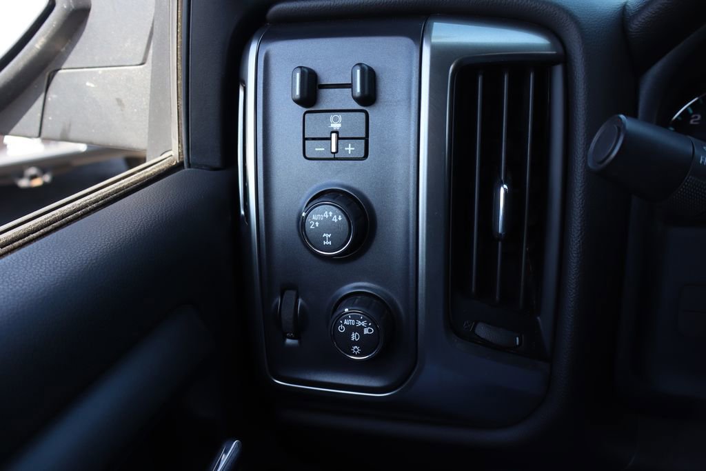 Used 2018 Chevrolet Silverado 1500 LT w/ All Star Edition AWD/4WD image 15