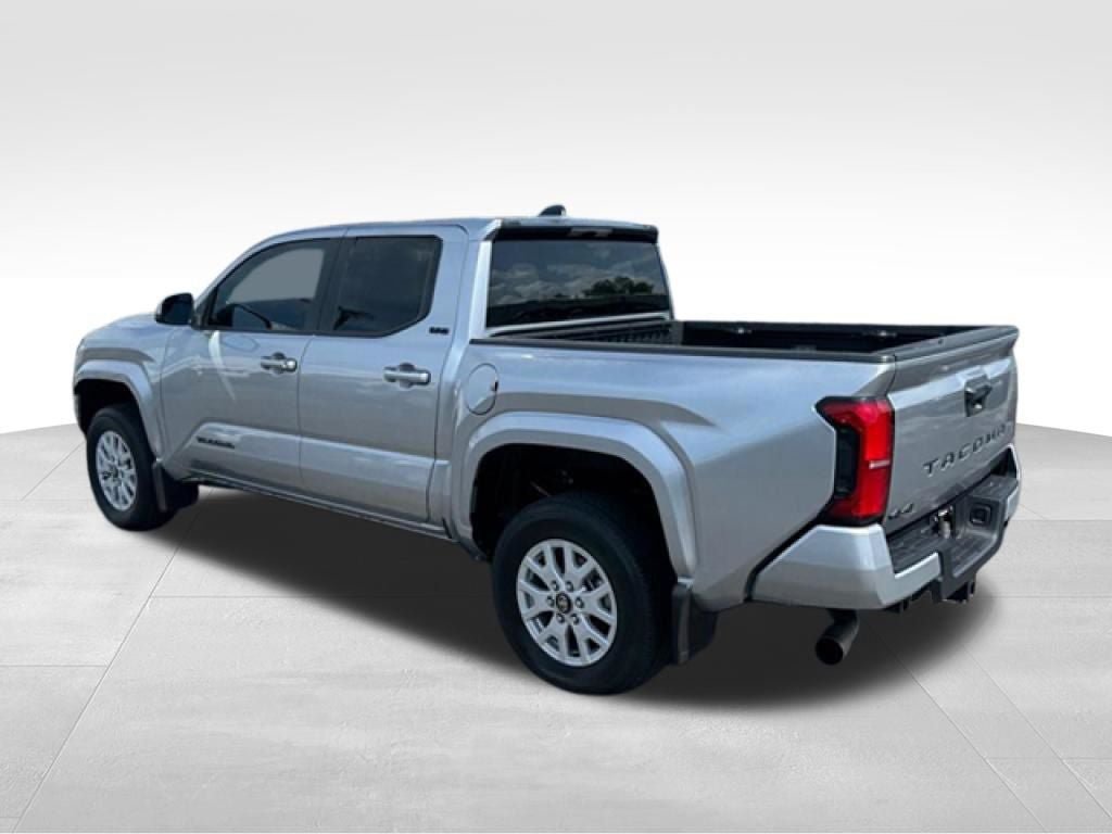 Used 2025 Toyota Tacoma SR5 AWD/4WD image 4