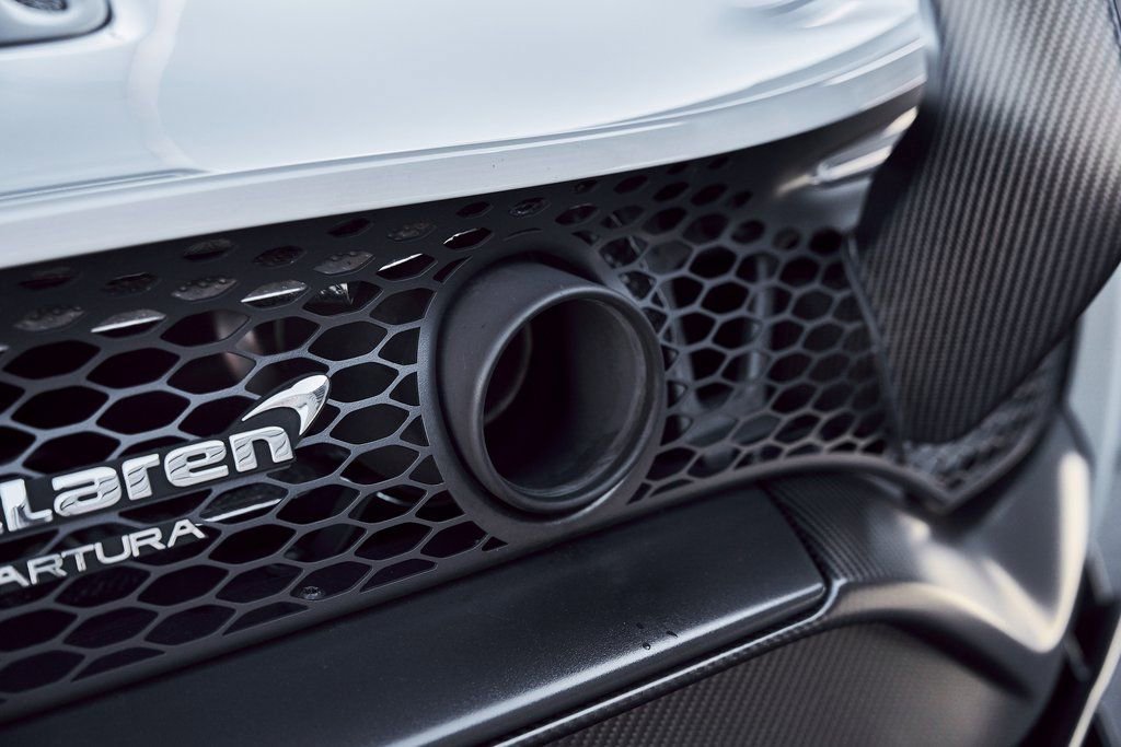 Used 2023 McLaren Artura RWD image 19