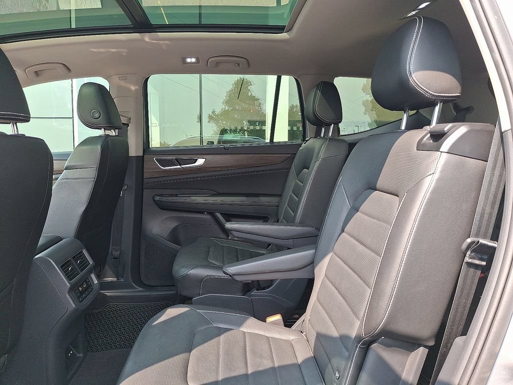 Used 2024 Volkswagen Atlas SEL AWD/4WD image 11