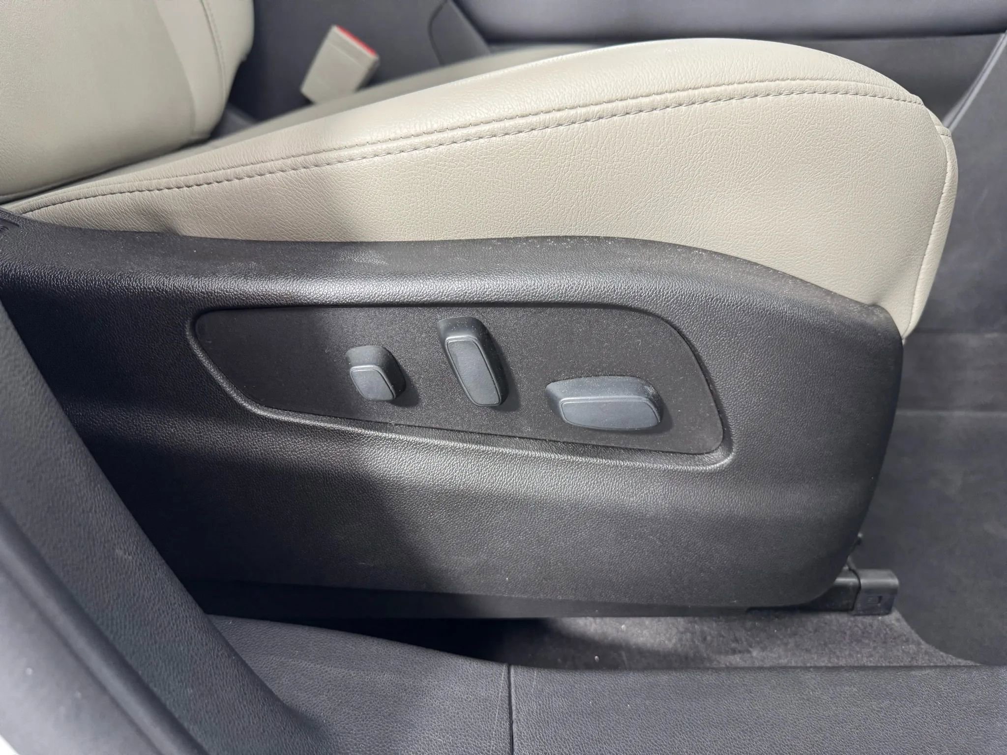 Used 2019 Cadillac XT4 Luxury w/ Cold Weather Package image 37