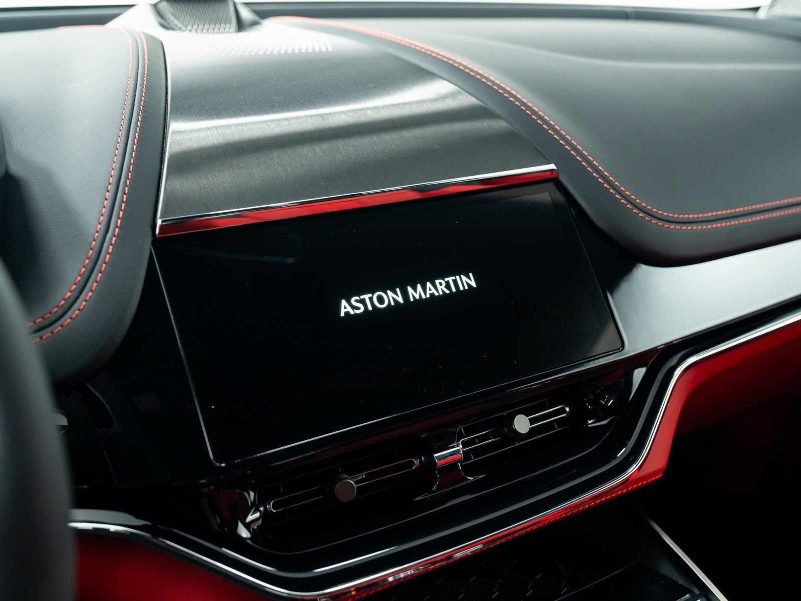 Used 2025 Aston Martin DBX 707 image 34