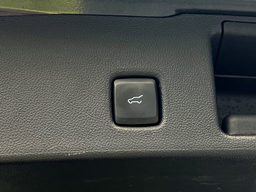 Used 2022 Ford Escape SE w/ SE Sport Appearance Package image 16