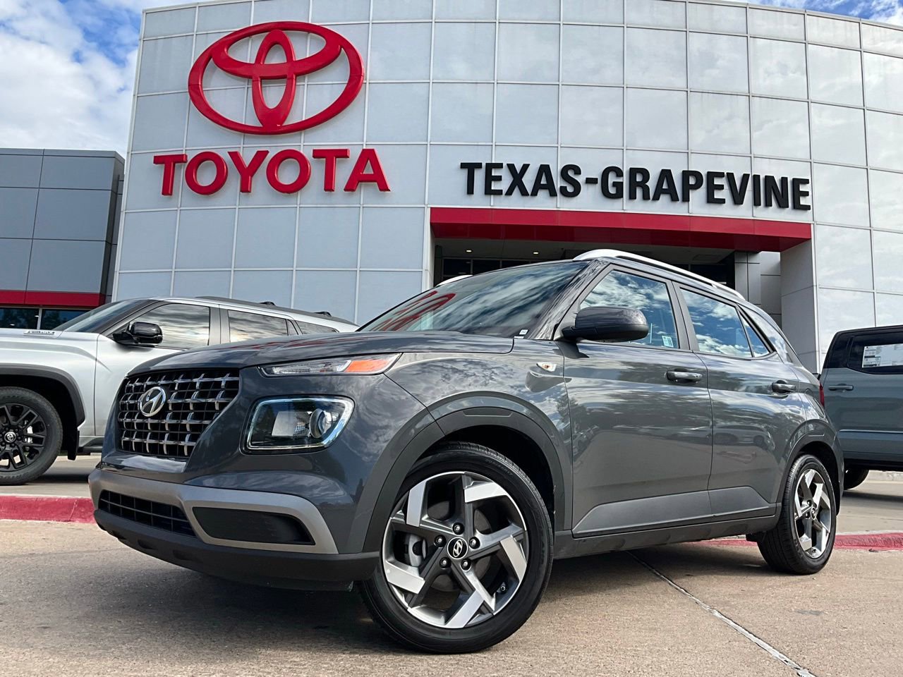 Used 2025 Hyundai Venue SEL image 2