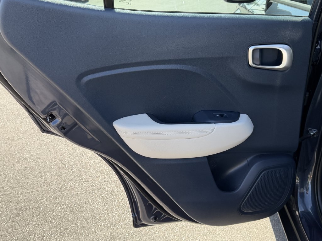 Used 2022 Hyundai Venue Limited FWD image 18