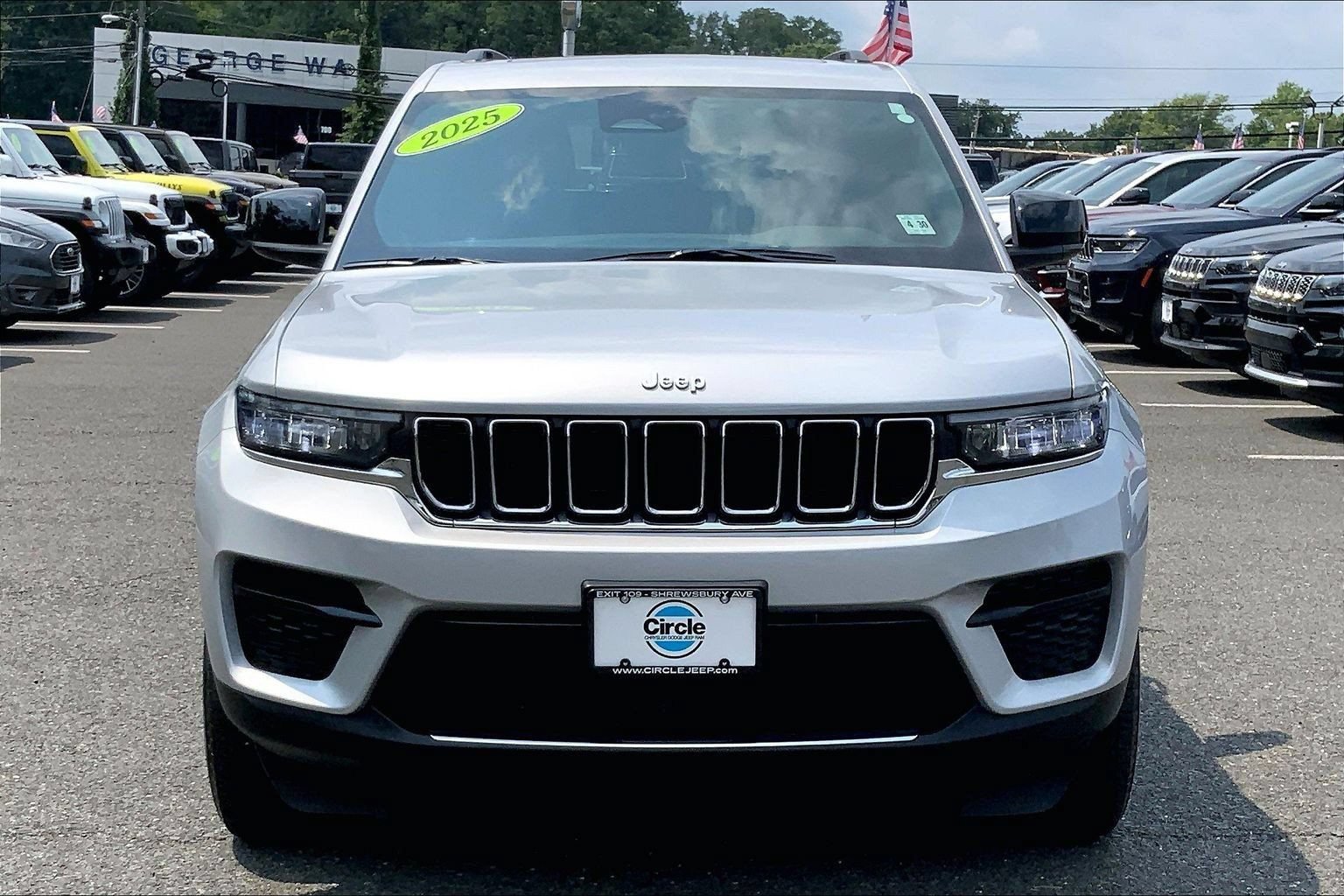 Certified 2025 Jeep Grand Cherokee Laredo X w/ Luxury Tech Group I AWD/4WD image 3