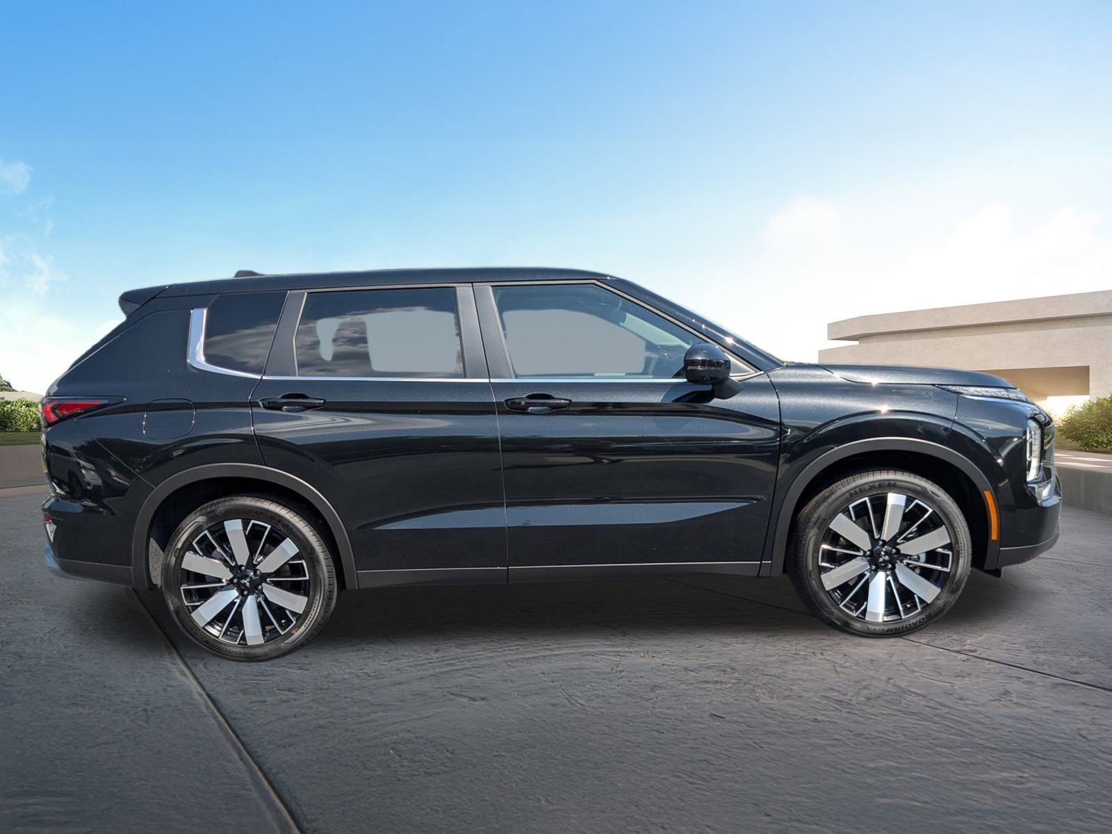 New 2025 Mitsubishi Outlander SE image 3