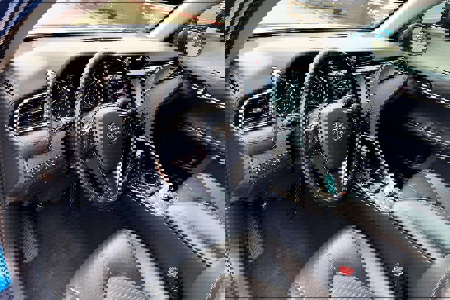 Used 2020 Toyota Camry SE w/ Convenience Package image 16