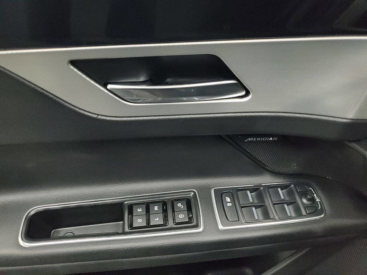 Used 2016 Jaguar XF Premium image 10