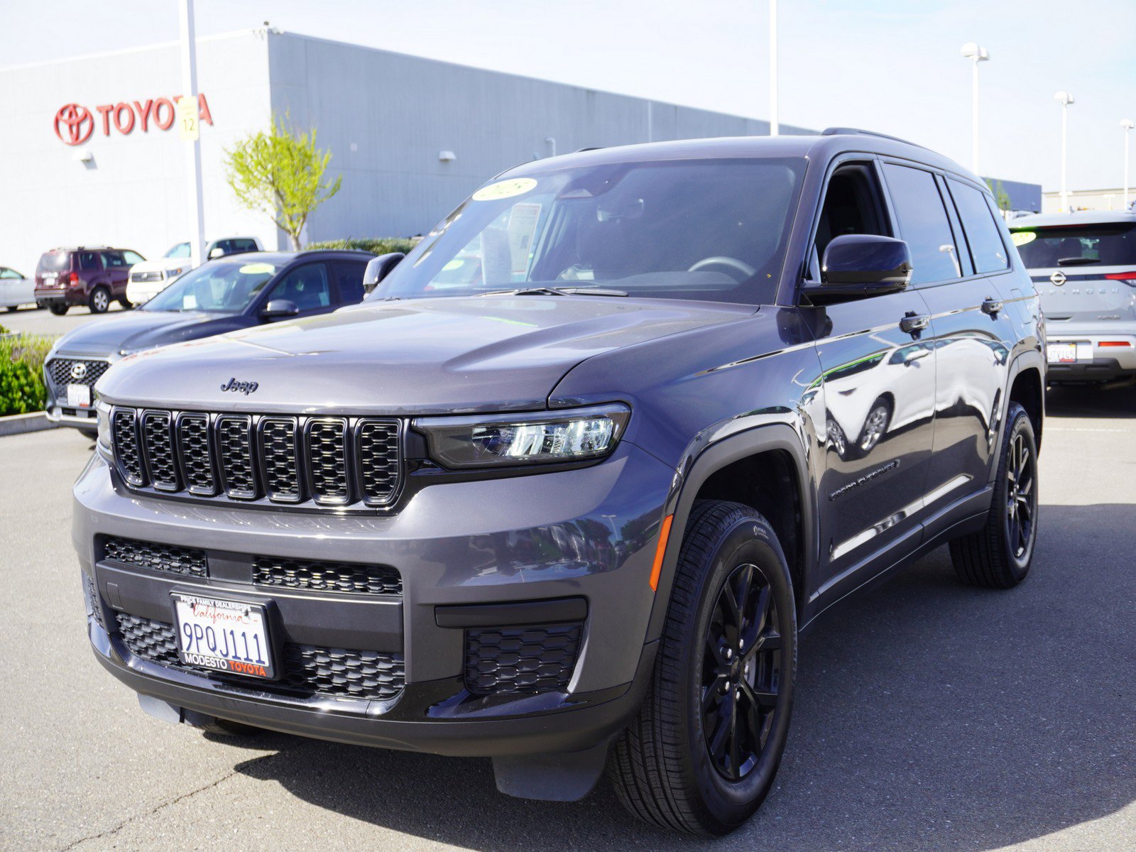 Used 2025 Jeep Grand Cherokee L Laredo image 8