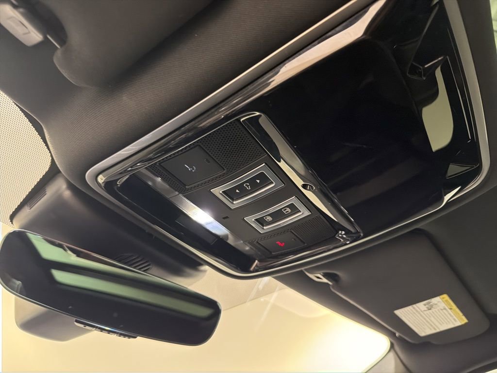 Used 2018 Land Rover Range Rover Velar R-Dynamic SE AWD/4WD image 18