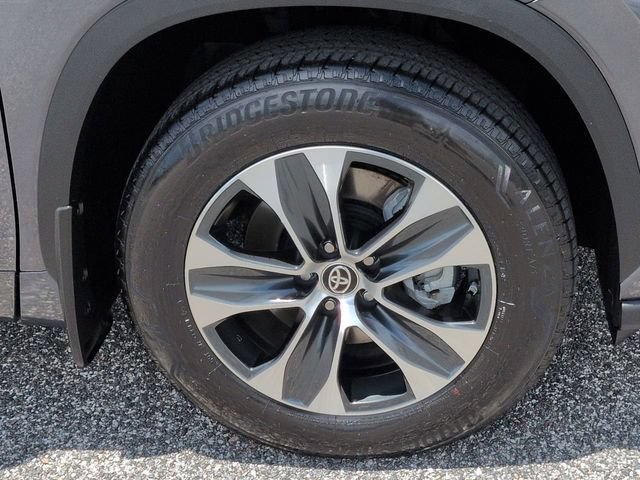 Certified 2024 Toyota Highlander XLE FWD image 11