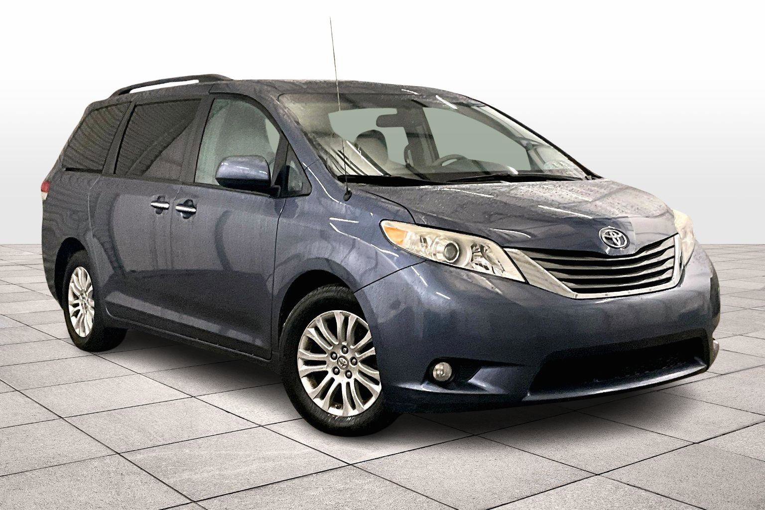 Used 2014 Toyota Sienna XLE image 3