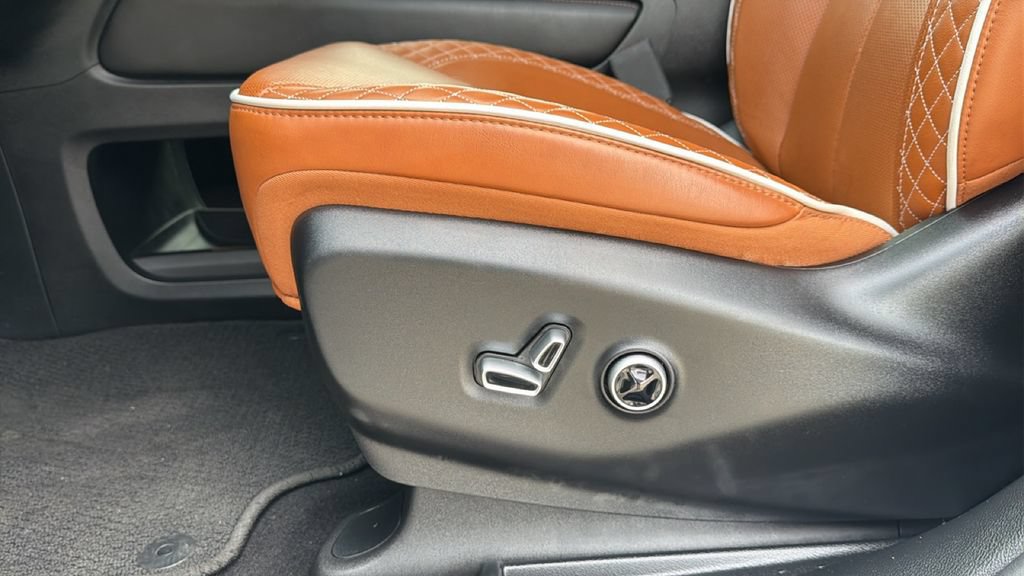 Used 2025 Chrysler Pacifica Pinnacle FWD image 13