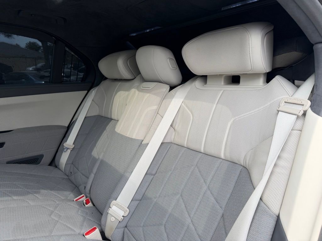 Used 2023 BMW 760i xDrive image 21