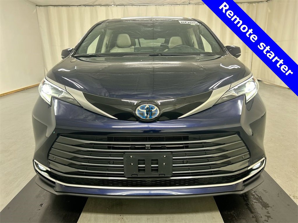 Used 2025 Toyota Sienna Platinum image 5