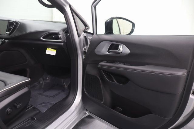 New 2026 Chrysler Pacifica Limited w/ S Appearance Package image 13