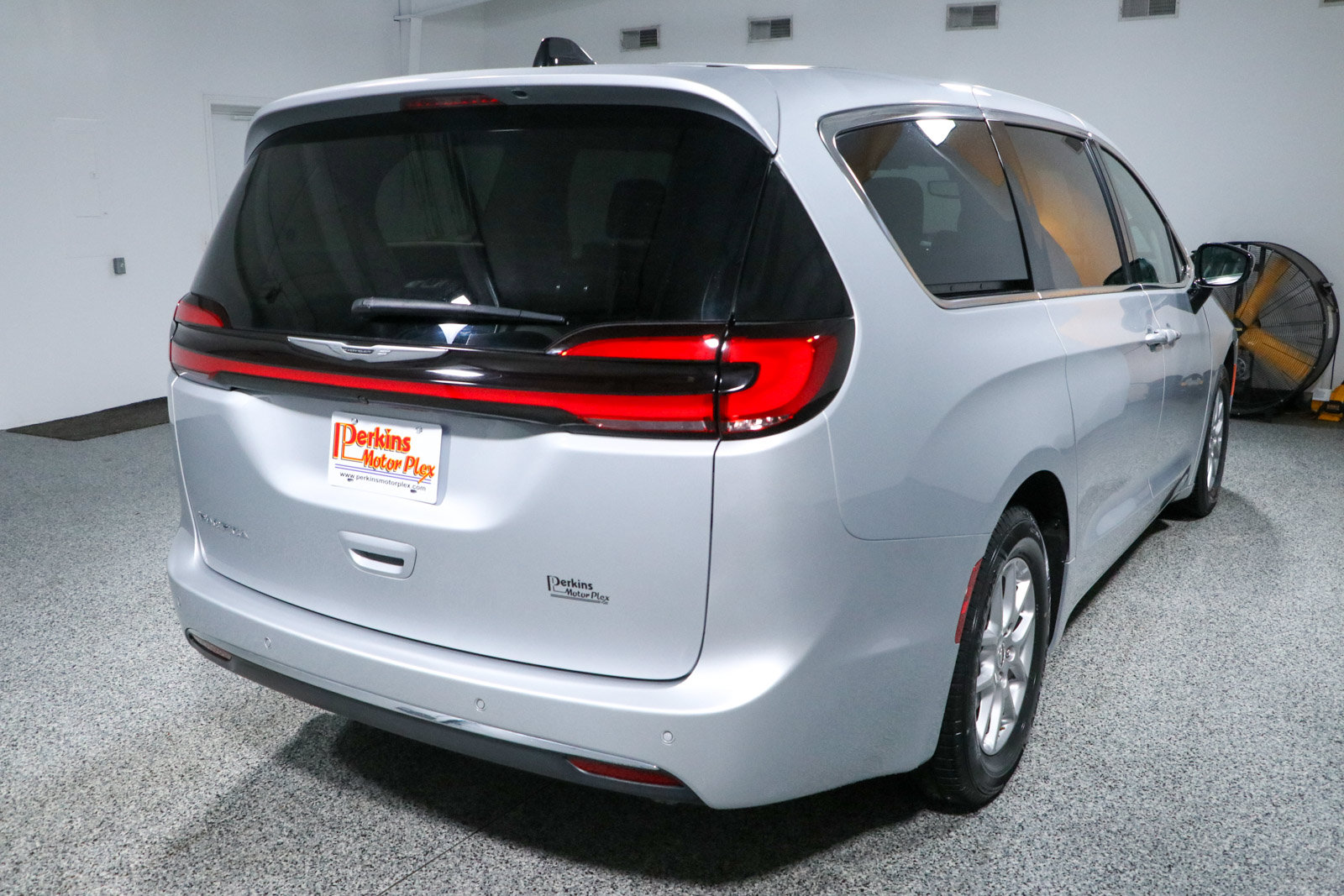 Used 2024 Chrysler Pacifica Touring-L FWD image 7