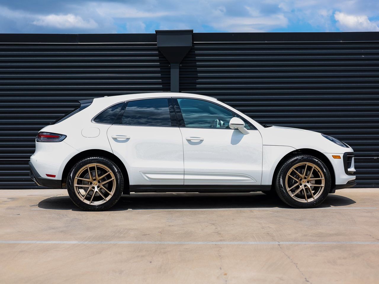 Certified 2025 Porsche Macan AWD/4WD image 8