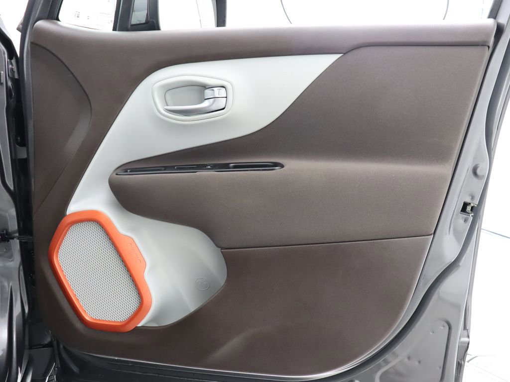 Used 2016 Jeep Renegade Latitude AWD/4WD image 37