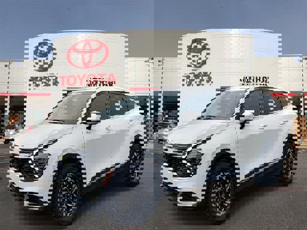 Used 2024 Kia Sportage LX image 1