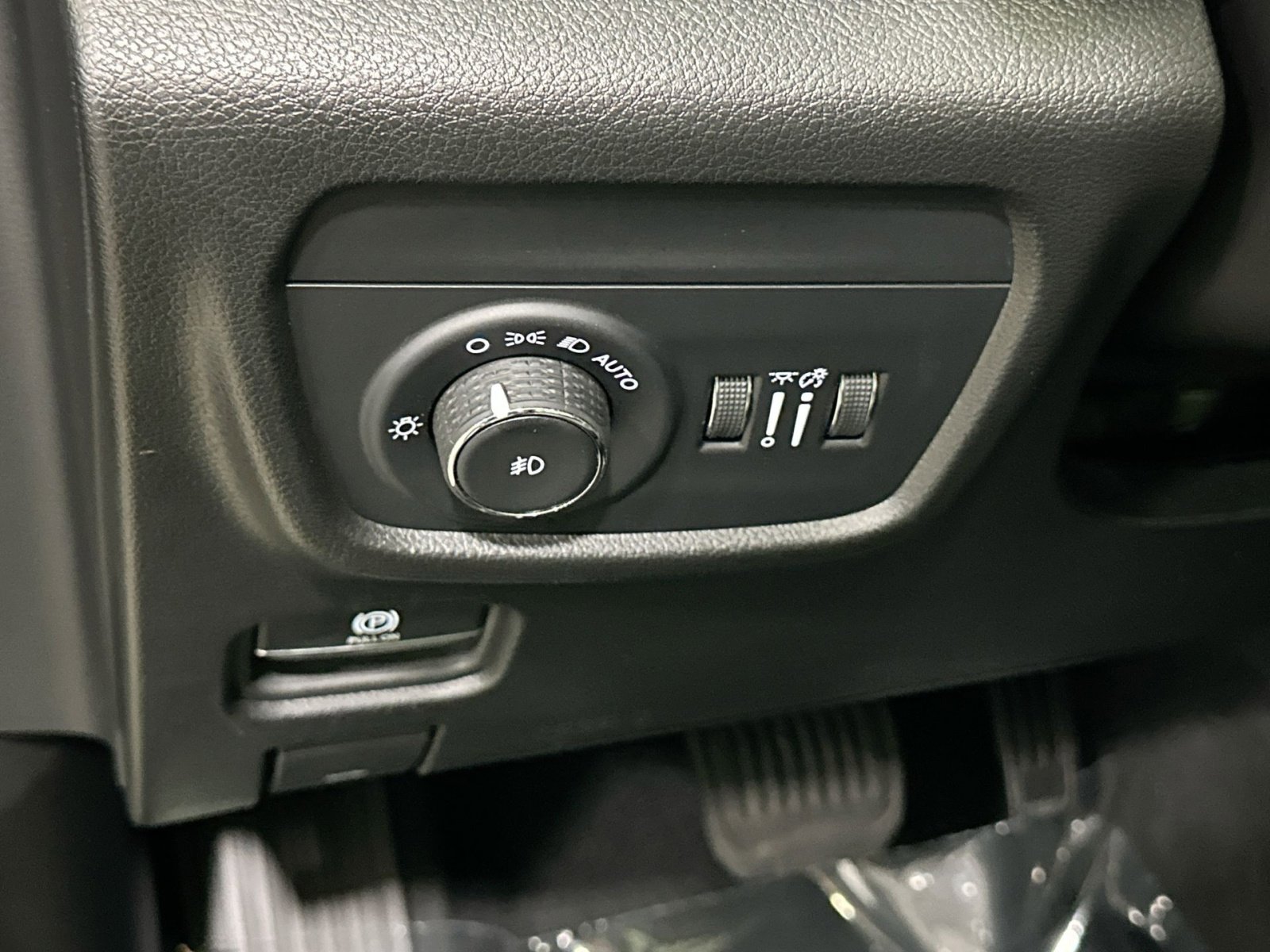 Used 2025 Jeep Grand Cherokee Limited w/ Luxury Tech Group II image 17