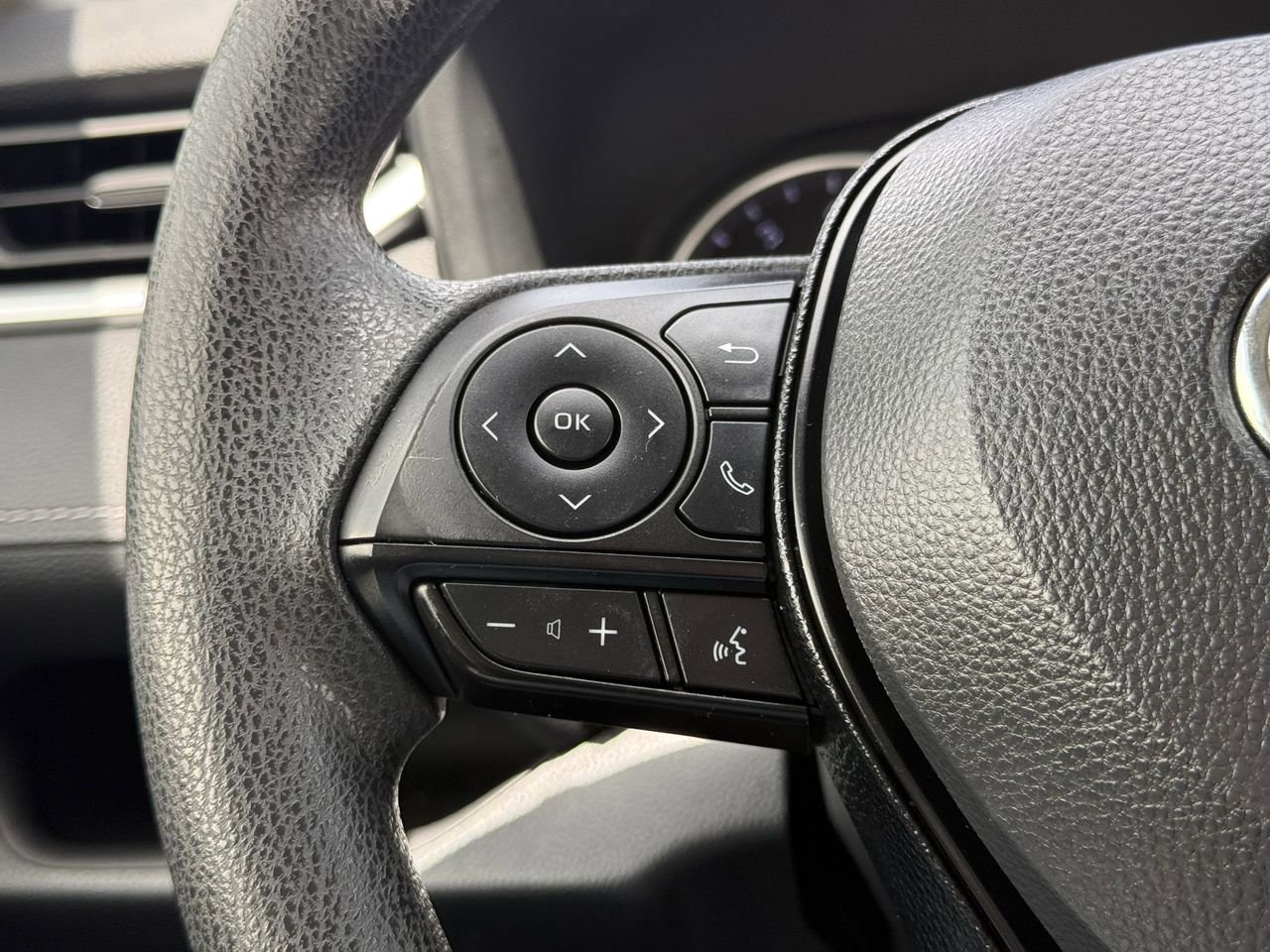 Used 2019 Toyota RAV4 XLE w/ Convenience Package FWD image 12