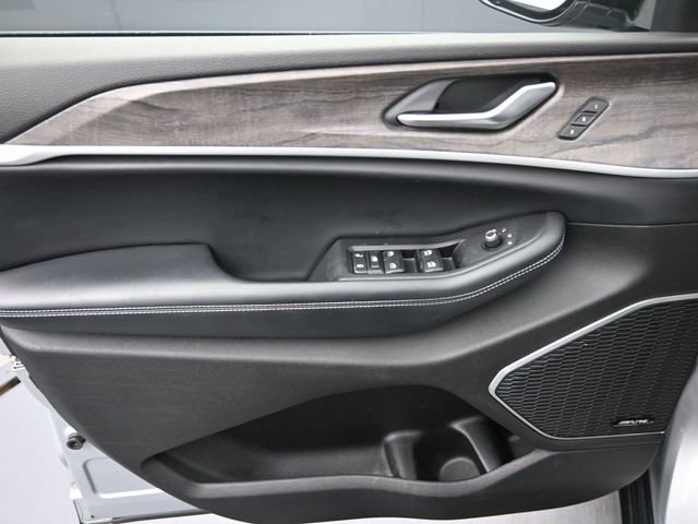 Used 2022 Jeep Grand Cherokee Limited image 12