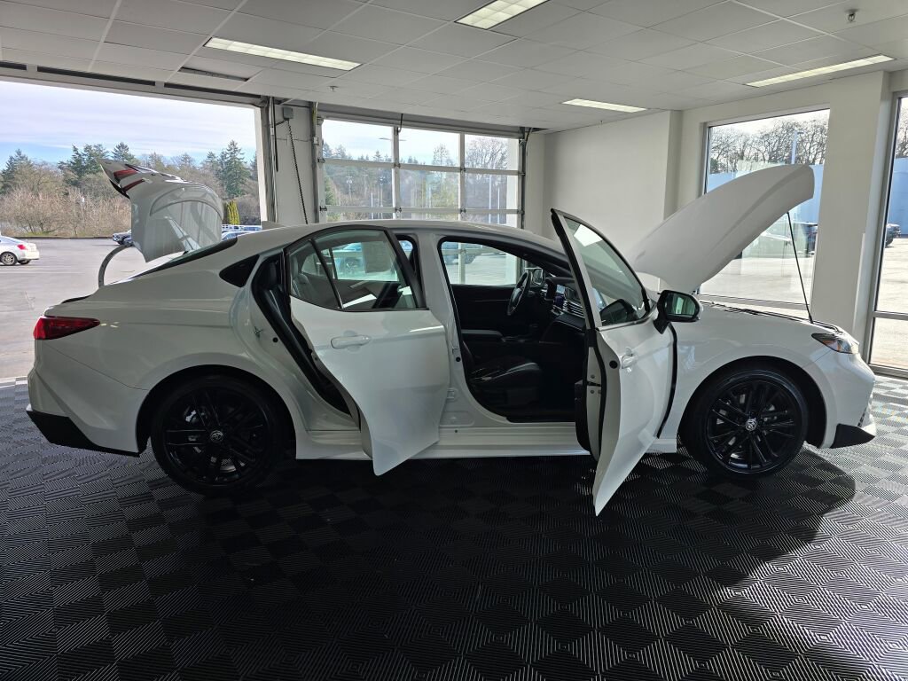 Used 2025 Toyota Camry SE image 19