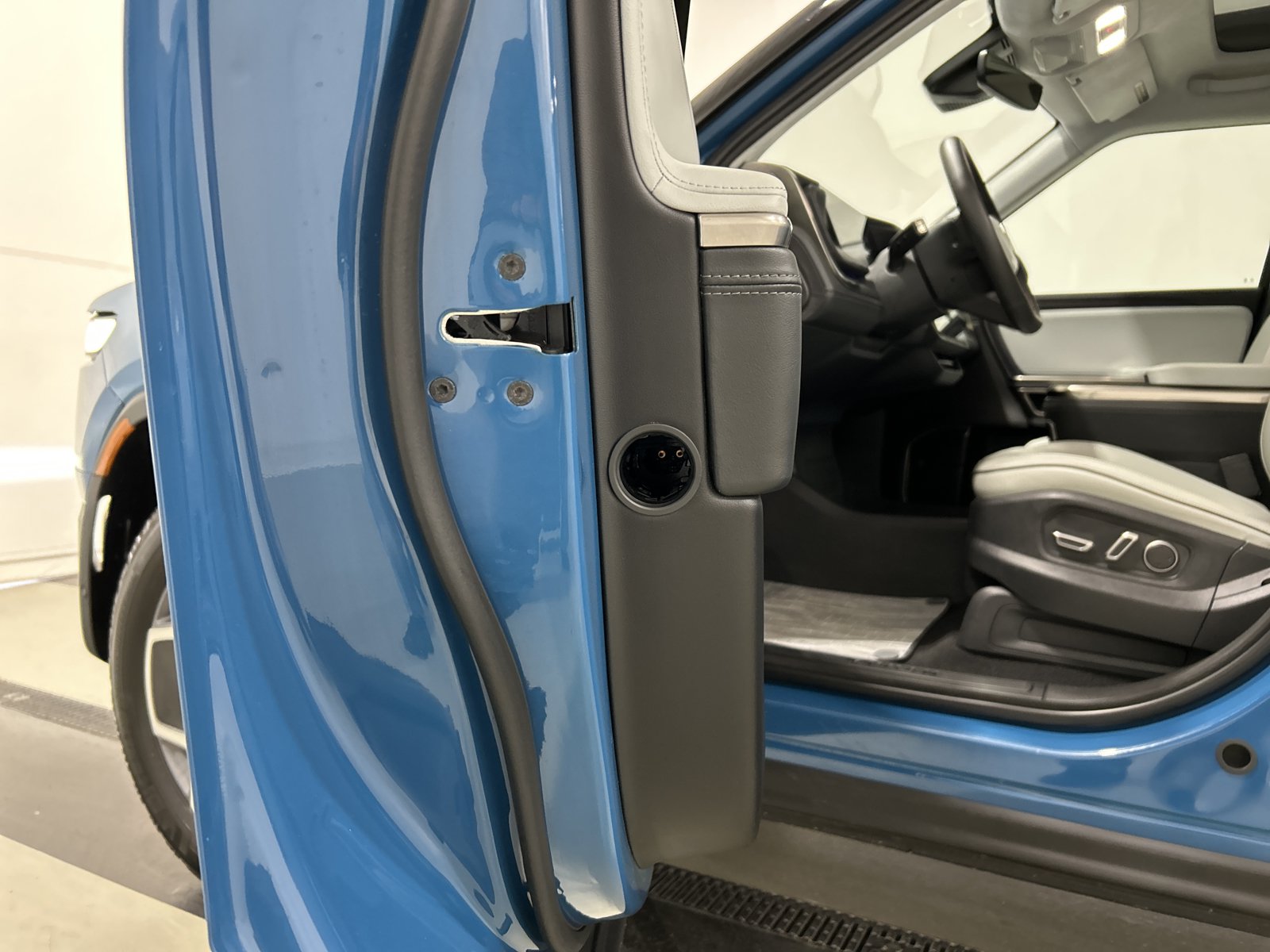 Used 2024 Rivian R1S Adventure AWD/4WD image 32