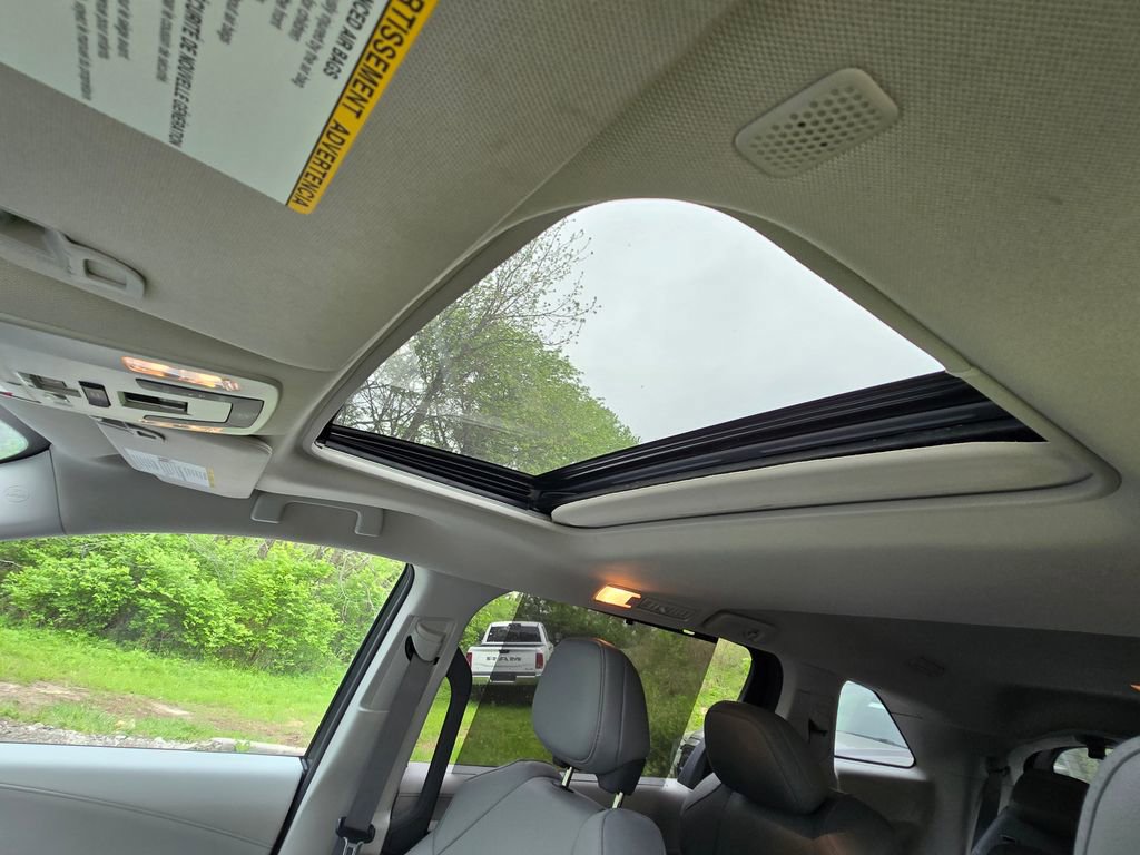Used 2023 Toyota Sienna XLE FWD image 22