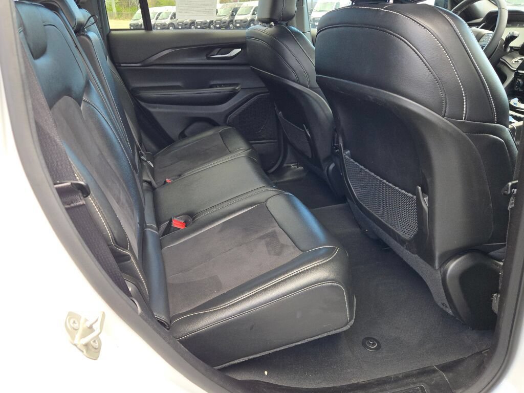 Used 2024 Jeep Grand Cherokee Altitude RWD image 11