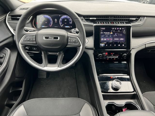 Used 2024 Jeep Grand Cherokee Altitude image 3