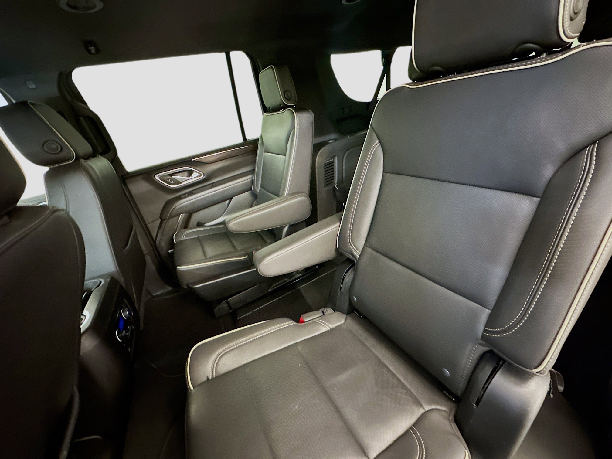 Used 2023 Chevrolet Suburban Premier image 29