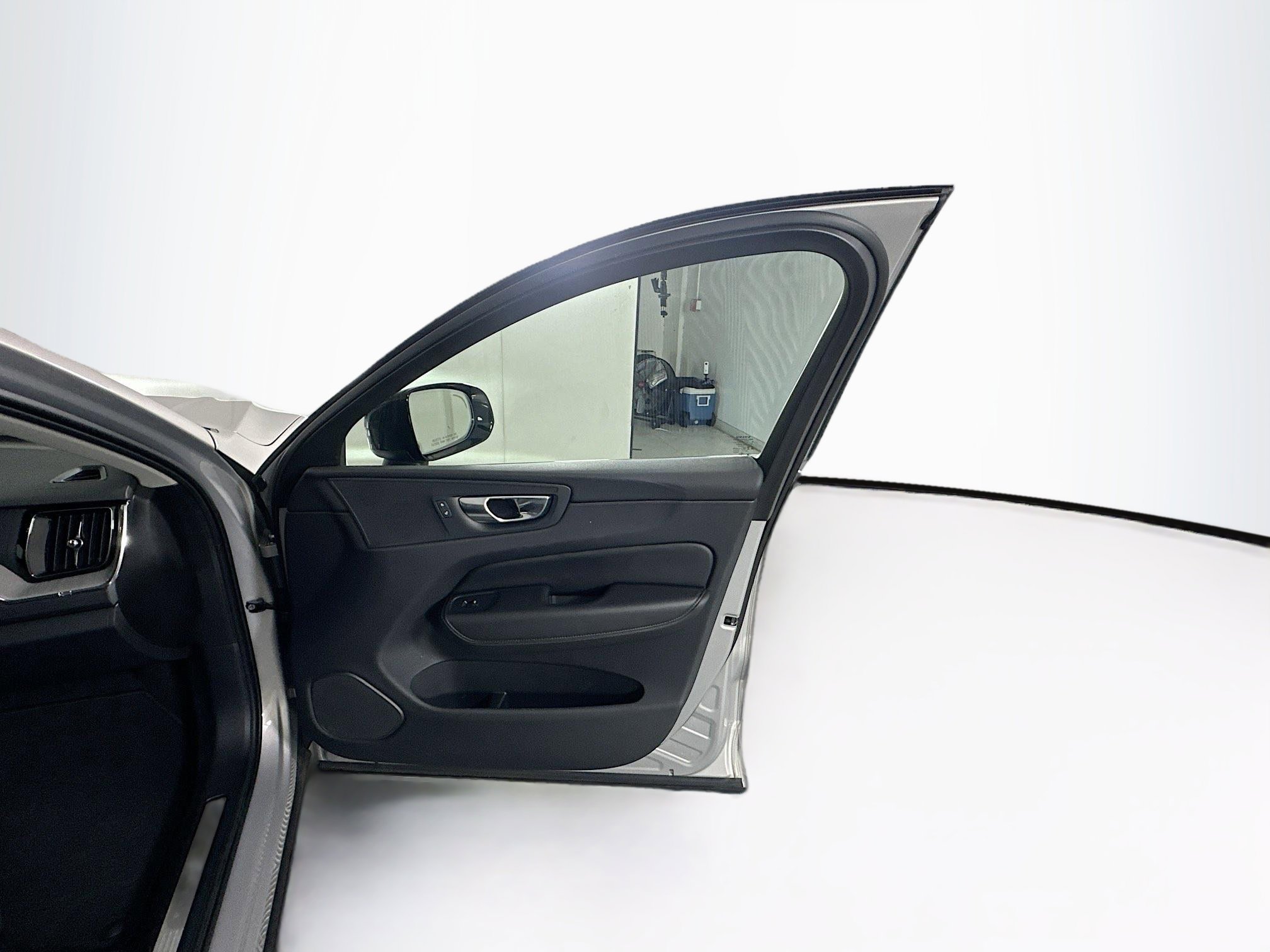 Used 2025 Volvo XC60 B5 Plus image 32