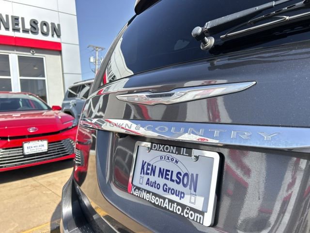 Used 2015 Chrysler Town & Country Touring w/ Driver Convenience Group image 13