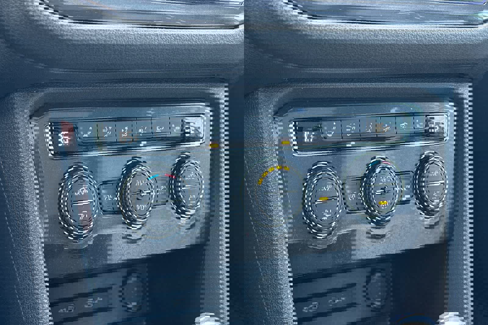 Used 2021 Volkswagen Tiguan SE w/ Panoramic Sunroof Package image 23