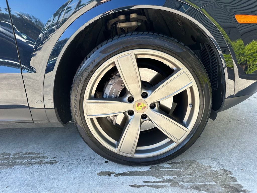 Certified 2023 Porsche Cayenne Platinum Edition image 40