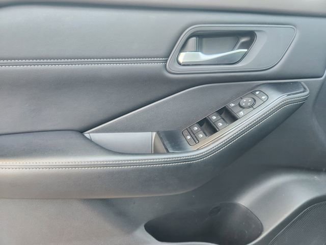 Used 2022 Nissan Rogue SV w/ SV Premium Package image 17