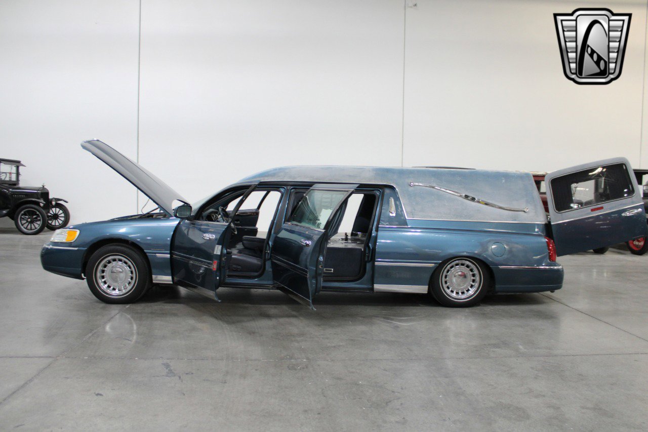Used 2001 Lincoln Town Car Executive image 7