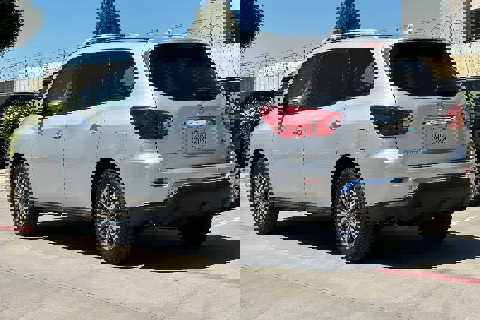 Used 2019 Nissan Pathfinder SL image 7