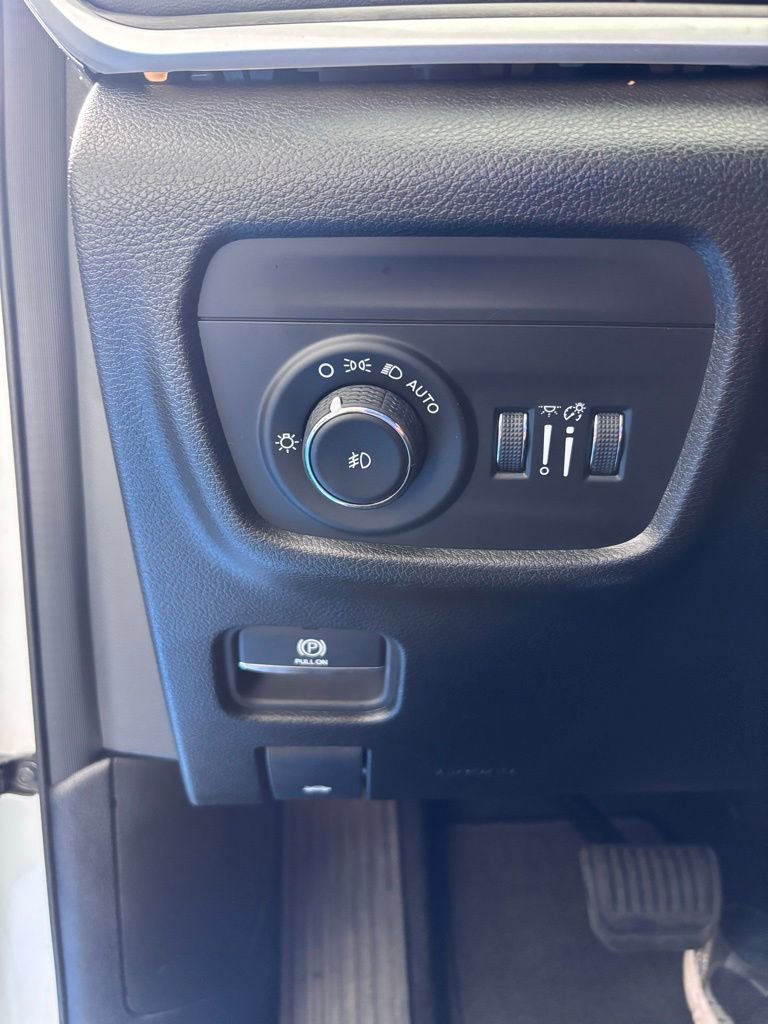 Used 2024 Jeep Grand Cherokee L Limited w/ Black Appearance Package image 22