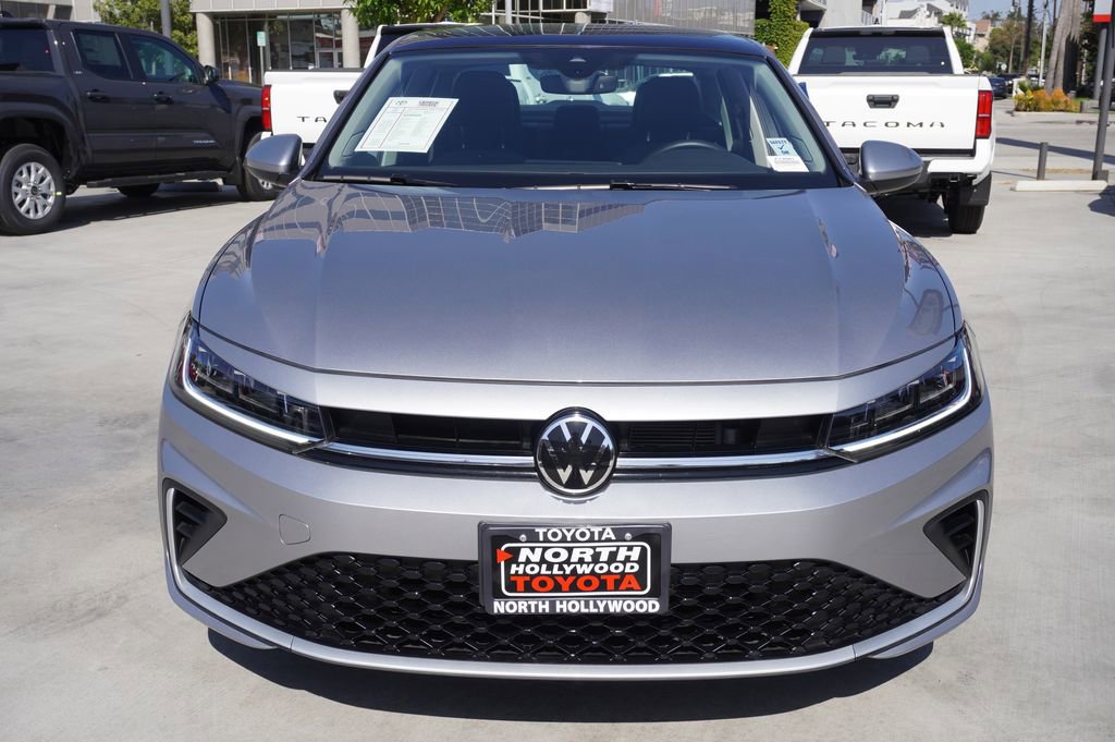 Used 2025 Volkswagen Jetta SE image 3