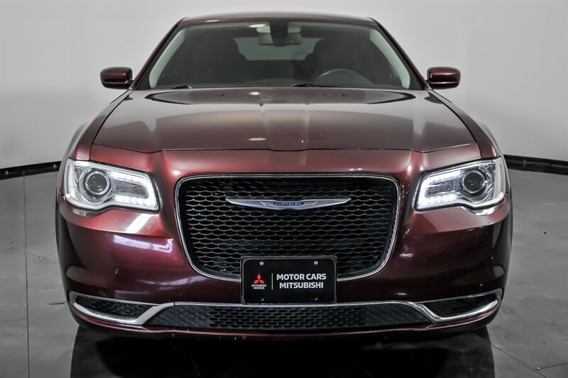 Used 2019 Chrysler 300 Touring RWD image 4