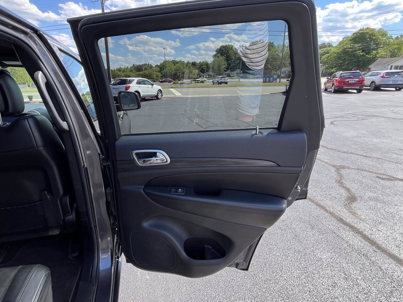 Used 2019 Jeep Grand Cherokee Laredo w/ Laredo X Package AWD/4WD image 30