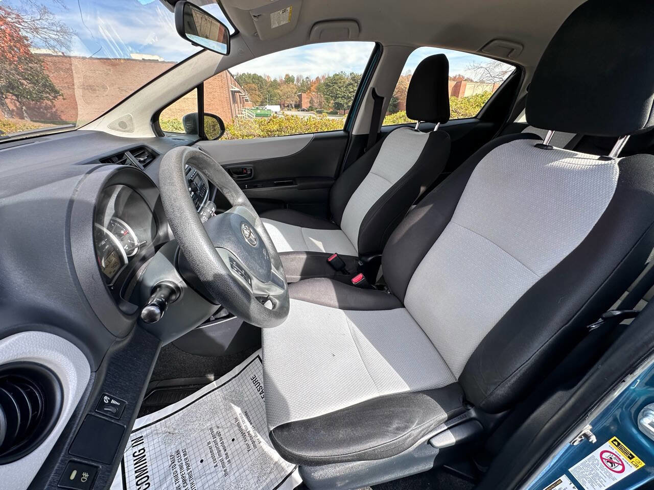 Used 2014 Toyota Yaris L image 10