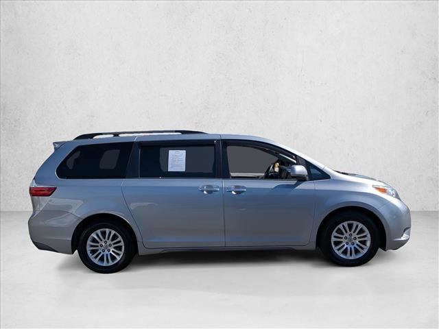 Used 2017 Toyota Sienna XLE Premium image 4
